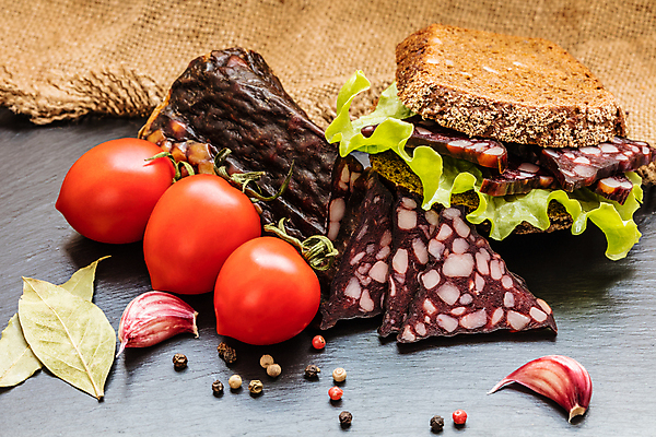 포토 JPG 해외이미지 전통 음식 빵 조각 백그라운드 잎 토마토 채소 샌드위치 건강 마늘 육류 돼지고기 사람없음 초록색 갈색 식당 검은색 식사 신선 소시지 아침식사 상추 밀 속도 베이컨 훈제 점심식사 호밀 해외202004 해외포토 식물 컬러 식재료 곡류 상점 가공식품 파일형식 이미지허브