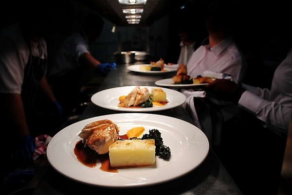 포토 JPG 해외이미지 그릇 음식 피자 요리 사람없음 주방 식당 식사 저녁식사 치킨 뜨거움 웨이트리스 웨이터 직원 서비스 상업 만들기 서빙 통과 점심식사 음식준비 해외202004 해외포토 직업 식기 모션 패스트푸드 서양음식 상점 종업원 준비 닭고기요리 파일형식 이미지허브