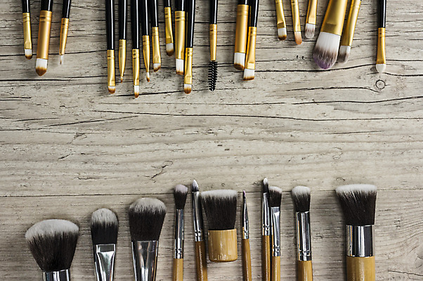 포토 JPG 해외이미지 실내 사람없음 하이앵글 화장품 메이크업브러쉬 나무배경 해외202004 해외포토 뷰포인트 백그라운드 내부 뷰티 붓 파일형식 이미지허브