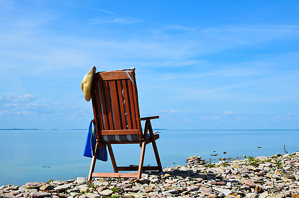 포토 JPG 해외이미지 라이프스타일 바다 의자 자연 하늘 휴식 스웨덴 풍경 해변 사람없음 목재 물 여름 파란색 태양 평화 안락의자 내추럴 수평선 해외202004 해외포토 자연요소 나무 계절 컬러 가구 컨셉 재료 북유럽 생활 생태계 파일형식 이미지허브