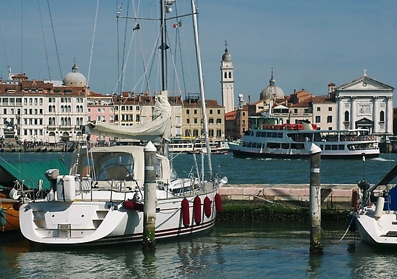 포토 JPG 해외이미지 여행 요트 하늘 사람없음 물 맑음 이탈리아 산책로 보트 지중해 운하 베네치아 모터보트 해외202004 해외포토 자연요소 유럽 길 바다 배_교통 날씨 파일형식 이미지허브