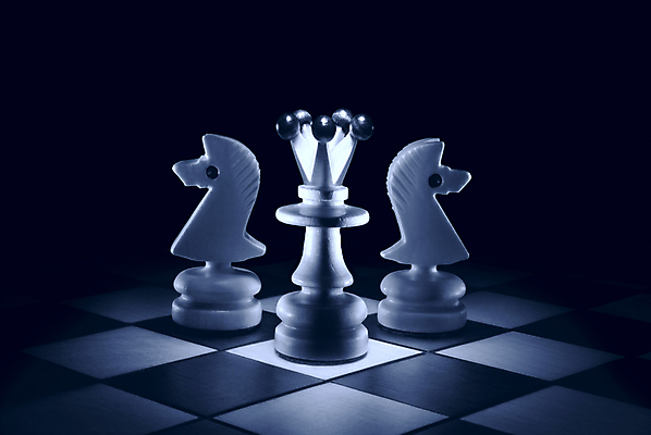 포토 JPG 해외이미지 스포츠 컨셉 놀이 성공 사람없음 목재 파란색 어둠 힘 경쟁 슬픔 게임 우승 체스 좌절 선택 고독 보호 계획 야간 위험 대표 스마트 리더 싸움 체스판 여왕 독립 지능 플레이어 필승 해외202004 해외포토 자연요소 나무 감정 컬러 재료 모션 최고 파일형식 이미지허브