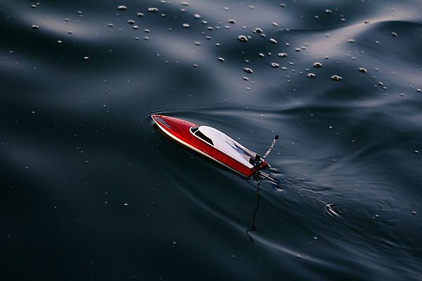 포토 JPG 해외이미지 종이 호수 스포츠 파도 바다 이동 요트 자연 놀이 바람 거리 항해 사람없음 빨간색 물 파란색 강 장난감 달리기 반사 힘 게임 흰색 보트 갑판 속도 전자 해군 멀리 네비게이션 제어 해외202004 해외포토 자연요소 컬러 컨셉 배_교통 모션 날씨 군대 생태계 파일형식 이미지허브