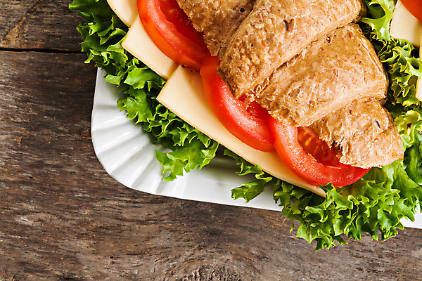 포토 JPG 해외이미지 접시 토마토 채소 치즈 실내 사람없음 하이앵글 크루아상 나무배경 해외202004 크루아상샌드위치 해외포토 식기 빵 뷰포인트 백그라운드 유제품 샌드위치 내부 파일형식 이미지허브