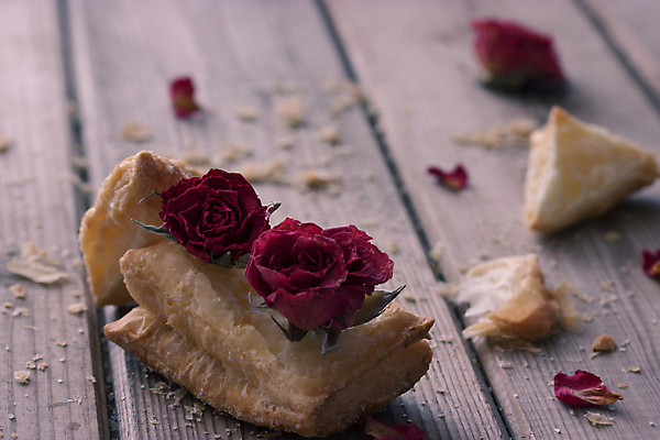 포토 JPG 해외이미지 꽃 음식 분홍색 백그라운드 탁자 아침 티타임 디저트 건조 발렌타인데이 건강 선물 사랑 사람없음 목재 빨간색 장미 쿠키 과자 케이크 식사 빵집 흰색 신선 달콤 아침식사 설탕 시리얼 굽기 퍼프 머핀 내추럴 페스츄리 핸드메이드 해외202004 해외포토 주간 나무 식물 감정 빵 컬러 가구 재료 데이이벤트 휴식 상점 맛 구이 파일형식 이미지허브