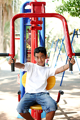 포토 JPG 해외이미지 라이프스타일 응시 공원 행복 어린이 포즈 장난 학교 모션 놀이 건강 한명 미소 사람 야외 여름 운동 햇빛 기쁨 표현 유머 놀이터 만족 그네 흥분 사춘기 천진난만 초보 표현성 해외202004 해외포토 1 시선 계절 공공시설 교육 감정 컨셉 표정 생활 태양 파일형식 이미지허브