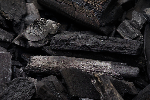 포토 JPG 해외이미지 음식 조각 백그라운드 불 사람없음 목재 빛 검은색 어둠 에너지 금지 뜨거움 그릴 바비큐 가루 질감 연료 숯 석탄 여신 화상 해외202004 해외포토 자연요소 나무 컬러 재료 주방용품 상처 파일형식 이미지허브