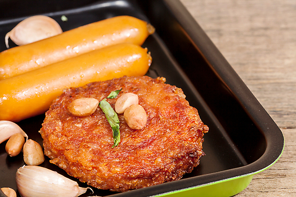 포토 JPG 해외이미지 접시 음식 단풍 육류 돼지고기 요리 사람없음 목재 튀김 흰색 신선 뜨거움 소시지 머리위 땅바닥 해로움 해외202004 해외포토 나무 식기 컬러 컨셉 잎 식재료 재료 바닥 가공식품 파일형식 이미지허브