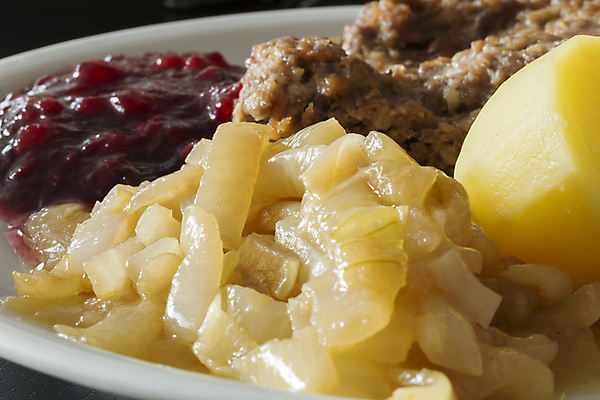 포토 JPG 해외이미지 접시 음식 양파 감자 스웨덴 육류 사람없음 갈색 닫기 맛 잼 해외202004 해외포토 식기 컬러 컨셉 채소 식재료 모션 북유럽 소스_음식 파일형식 이미지허브