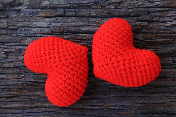 포토 JPG 해외이미지 발렌타인데이 사람없음 빨간색 갈색 하트 직물 뜨개질 핸드메이드 해외202004 해외포토 모양 컬러 데이이벤트 취미 파일형식 이미지허브