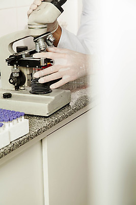 포토 JPG 해외이미지 모델 1 응시 교육 과학 장갑 현미경 실험 한명 서기 사람 세로 약 기계 장비 코트 재산 실험실 생명공학 집중 과학자 대학교 생물학 해외202004 해외포토 직업 시선 잡화 컨셉 의학 학교 모션 실험기구 금융 외투 학자 파일형식 이미지허브