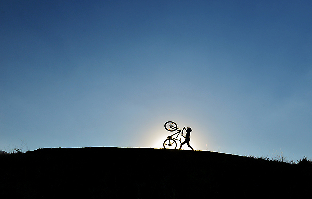 포토 JPG 해외이미지 실루엣 여행 자연 함께함 사람없음 햇빛 태양 일출 일몰 운전 승차 사이클링 곡예사 페달 해외202004 해외포토 자연요소 직업 컨셉 모션 촬영기법 노을 육상스포츠 생태계 파일형식 이미지허브