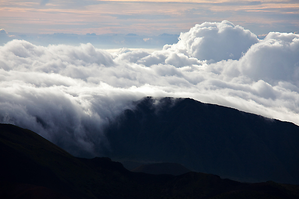포토 JPG 해외이미지 구름 공원 길 여행 자국 자연 아침 산 풍경 경사 사람없음 야외 여름 미국 하이킹 안개 황무지 정상 언덕 산등성이 하와이 격려 폭풍 방법 절정 특별함 해외202004 해외포토 주간 자연요소 계절 공공시설 감정 컨셉 북아메리카 모션 레저 날씨 생태계 파일형식 이미지허브