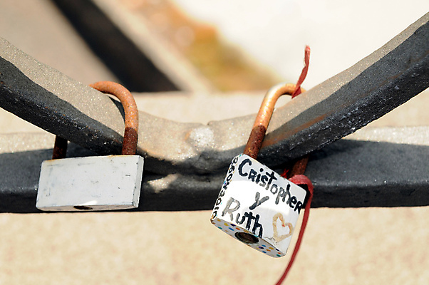 포토 JPG 해외이미지 전통 행복 문화 결혼 열쇠 자물쇠 발렌타인데이 사랑 사람없음 야외 빨간색 울타리 금속 우정 프랑스 하트 접속 심볼 부식 잠금 보안 약혼 영원 철책 통일 해외202004 해외포토 모양 감정 유럽 컬러 데이이벤트 재질 안전 이벤트 친구 담장 약속 파일형식 이미지허브