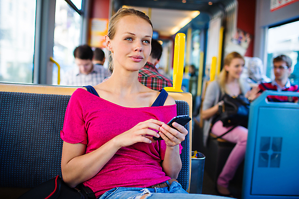 포토 JPG 해외이미지 응시 여자 행복 유럽 얼굴 분홍색 여행 이동 아침 새로움 버스 한명 미소 사람 여름 금발 신선 도시 최고 티켓 도심 전철 승차 연결 서비스 출퇴근 전차 승객 프라하 지하 타운 대도시 우표 관리자 교외 그만 방법 선로 통근 해외202004 해외포토 주간 1 헤어스타일 시선 계절 감정 나라 육상교통 컬러 컨셉 비즈니스 모션 대중교통 표정 신체부위 출근 체코 파일형식 이미지허브