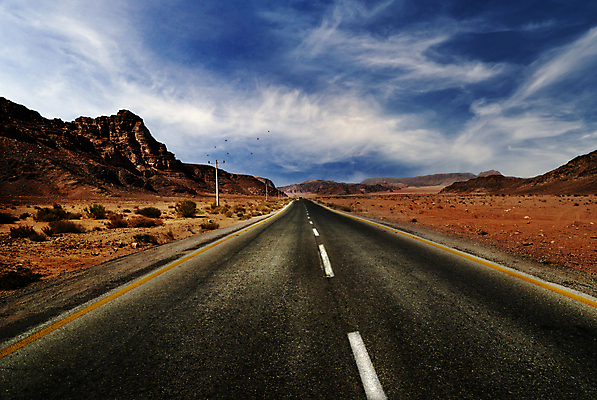 포토 JPG 해외이미지 도로 길 모래 교통시설 하늘 풍경 사람없음 야외 빨간색 여름 파란색 운전 사막 고속도로 아스팔트 속도 동쪽 루트 선로 요르단 자동 수평선 해외202004 해외포토 계절 컬러 교통 중동 모션 방향 시설 파일형식 이미지허브