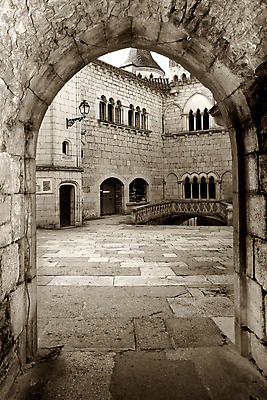 포토 JPG 해외이미지 유럽 기독교 종교 유물 풍경 사람없음 교회 마을 믿음 검은색 천주교 프랑스 바위 흰색 도시 중세 그림 수도원 바실리카 수녀원 옛날 해외202004 해외포토 전통 감정 나라 컬러 종교건축 건물 돌_바위 역사 파일형식 이미지허브