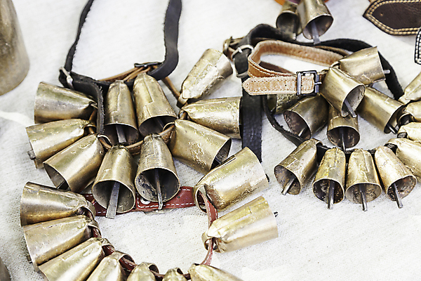 포토 JPG 해외이미지 전통 농업 창문 날씨 휴가 염소 사람없음 건물 목재 장식 농장 갈색 마을 소리 수확 골동품 종 벨트 기구 시골 반지 소 가죽 심볼 스위스 오브젝트 부식 시골집 박물관 복고 기념품 베른 수목 스트랩 옛날 전국 해외202004 해외포토 나무 건축물 잡화 유럽 산업 컬러 재료 장신구 포유류 주택 파일형식 이미지허브