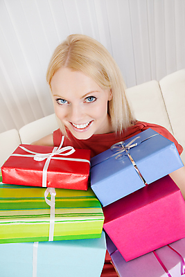 포토 JPG 해외이미지 백인 모델 1 라이프스타일 드레스 여자 행복 크리스마스 주택 선물 한명 미소 웃음 사람 성인 10대 쇼핑 소파 유행 세일 귀여움 방 흰색 잡기 고객 쇼퍼홀릭 해외202004 해외포토 서양인 옷 기념일 감정 컬러 컨셉 의자 모션 청소년 표정 건물 생활 파일형식 이미지허브