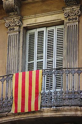 포토 JPG 해외이미지 전통 외관 유럽 문화 여행 건축양식 창문 거리 아파트 주택 사람없음 건물 장식 빨간색 노란색 줄무늬 자유 발코니 축하 깃발 도시 화려 스페인 투표 지중해 심볼 사인 타운 직사각형 바르셀로나 독립 스페인어 전국 정부 정치 해외202004 해외포토 도형 건축물 건축 나라 바다 컬러 컨셉 무늬 선거 파일형식 이미지허브