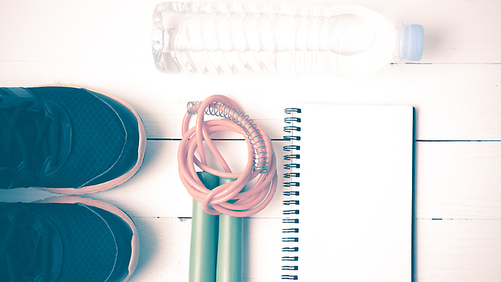 포토 JPG 해외이미지 라이프스타일 다이어트 사람없음 운동 건강관리 계획 물병 흰배경 줄넘기 스프링수첩 해외202004 해외포토 백그라운드 컨셉 건강 관리 생활 다이어리 흰색 물통 파일형식 이미지허브