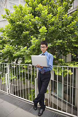 포토 JPG 해외이미지 전신 행복 회사 비즈니스 건축양식 통신 성공 무선통신 설계 아이디어 한명 서기 미소 20대 야외 건물 옆모습 세로 노트북 컬러풀 사무실 기댐 기쁨 가리킴 잡기 도시 작업 비즈니스맨 엔지니어 도심 전문직 계획 연결 결심 대표 만족 준비 파일 옷입기 바쁨 시티라이프 개성 예복 독립 염원 내려보기 해외202004 해외포토 직업 1 라이프스타일 건축물 옷 남자 건축 감정 뷰포인트 컬러 컨셉 모션 표정 사람 손짓 청년 전자제품 직장인 기술자 파일형식 이미지허브