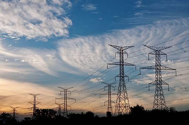 포토 JPG 해외이미지 구름 하늘 사람없음 야외 가로 파란색 갈색 탑 사진촬영 힘 황혼 일몰 에너지 전선 철탑 철강 해외202004 해외포토 자연요소 건축물 컬러 노을 촬영 파일형식 이미지허브