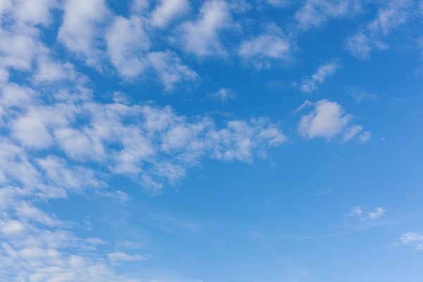 포토 JPG 해외이미지 구름 종교 백그라운드 자연 하늘 날씨 사람없음 야외 여름 파란색 빛 햇빛 평화 흰색 분위기 순수 천국 산소 오존 해외202004 해외포토 자연요소 계절 컬러 컨셉 태양 원소 생태계 파일형식 이미지허브