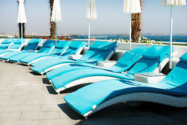 포토 JPG 해외이미지 모래 바다 섬 여행 하늘색 의자 우산 태국 하늘 휴식 사람없음 맑음 기쁨 크루즈 휴양지 하와이 밀짚 몰디브 바하마 해외202004 해외포토 감정 아시아 가구 컨셉 배_교통 날씨 파란색 미국 장소 짚 파일형식 이미지허브