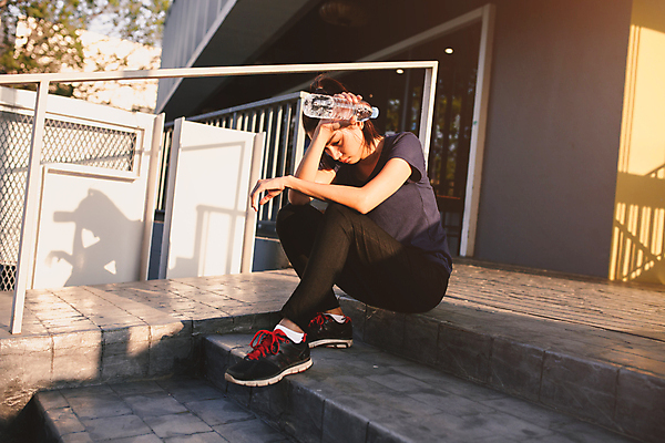 포토 JPG 해외이미지 라이프스타일 여자 스포츠 청소년 아침 휴식 건강 피곤 한명 사람 앉기 20대 성인 야외 신체부위 가로 여름 운동복 컬러풀 조깅 운동 햇빛 태양 헤드폰 스트레칭 봄 마시기 도시 물병 노력 시티라이프 바디케어 여자만 여자한명만 성인여자한명만 성인만 카피스페이스 해외202004 해외포토 주간 자연요소 1 옷 계절 컬러 음향기기 컨셉 모션 청년 생활 공백 물통 성인여자만 파일형식 이미지허브