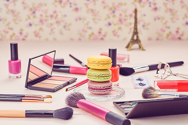 포토 JPG 해외이미지 응시 얼굴 분홍색 백그라운드 컨셉 디저트 사람없음 목재 세트 유행 침묵 화장품 립스틱 붓 화려 우아함 속눈썹 마스카라 아이섀도 마카롱 프랑스어 거짓 바닐라 특별함 스타일 파리(프랑스) 해외202004 해외포토 나무 문자 시선 음식 컬러 재료 신체부위 뷰티 소리 눈썹 파일형식 이미지허브