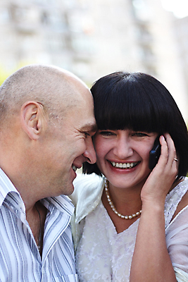 포토 JPG 해외이미지 백인 커플 행복 중년 목걸이 함께함 사랑 웃음 야외 두명 스마트폰 반지 해외202004 해외포토 서양인 감정 컨셉 장신구 관계 표정 사람 성인 핸드폰 스마트기기 파일형식 이미지허브