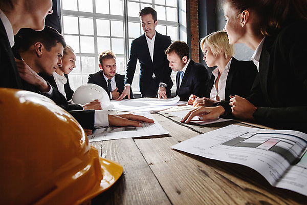 포토 JPG 해외이미지 직업 남자 종이 비즈니스 건축양식 노동자 주택 사람 여러명 건물 사무실 업무 작업 비즈니스맨 그룹 엔지니어 계획 안전모 헬멧 건축가 문서 청사진 프로젝트 해외202004 해외포토 건축물 건축 다수 컨셉 직장인 기술자 안전장비 보호장비 파일형식 이미지허브