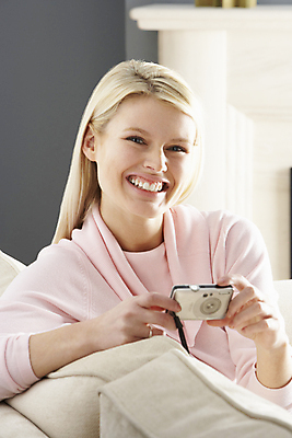 포토 JPG 해외이미지 백인 여자 행복 여유 거실 실내 한명 미소 사람 앉기 20대 성인 취미 세로 소파 금발 카메라 사진촬영 손상 잡기 디지털카메라 아마추어 해외202004 해외포토 서양인 1 헤어스타일 감정 컨셉 의자 모션 표정 청년 내부 전자제품 촬영 파일형식 이미지허브