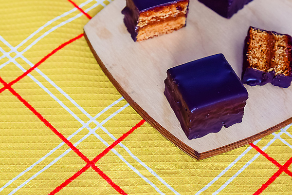 포토 JPG 해외이미지 접시 커피 음식 조각 크리스마스 디저트 요리 사람없음 갈색 케이크 초콜릿 저녁식사 빵집 흰색 신선 달콤 맛 아침식사 설탕 굽기 크림 서빙 점심식사 고립 브라우니 페스츄리 해외202004 해외포토 식기 기념일 음료 빵 컬러 컨셉 상점 식사 구이 파일형식 이미지허브