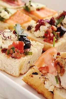 포토 JPG 해외이미지 접시 음식 샌드위치 사람없음 파티 저녁식사 치킨 소고기 오픈 작음 카나페 점심식사 뷔페 해외202004 해외포토 식기 서양음식 육류 이벤트 식사 크기 닭고기요리 파일형식 이미지허브