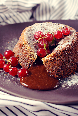 포토 JPG 해외이미지 접시 음식 백그라운드 과일 재료 딸기 디저트 요리 사람없음 빨간색 갈색 케이크 식당 초콜릿 식사 흰색 대접 뜨거움 클래식 달콤 굽기 크림 시럽 용암 레시피 베리 푸딩 프랑스어 폭식 건포도 브라우니 슈가파우더 전문 페스츄리 핸드메이드 해외202004 해외포토 문자 식기 빵 컬러 컨셉 포도 상점 맛 구이 건과일 파일형식 이미지허브