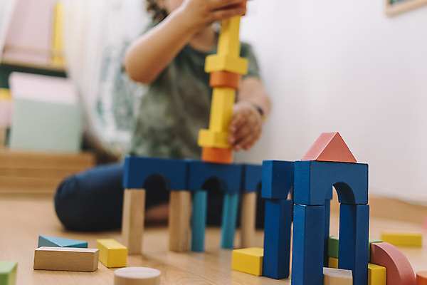 포토 JPG 해외이미지 라이프스타일 교육 행복 어린이 장난 가족 상상 놀이 벽돌 바닥 주택 실내 창조 한명 건물 컬러풀 블록 유치원 놀이방 방 게임 개발 걸음마 해외202004 해외포토 1 건축물 감정 컬러 관계 모션 사람 내부 생활 파일형식 이미지허브