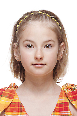 포토 JPG 해외이미지 백인 1 응시 여자 얼굴 어린이 백그라운드 한명 사람 금발 흰색 싱글 고립 초보 해외202004 해외포토 서양인 헤어스타일 시선 컬러 신체부위 파일형식 이미지허브