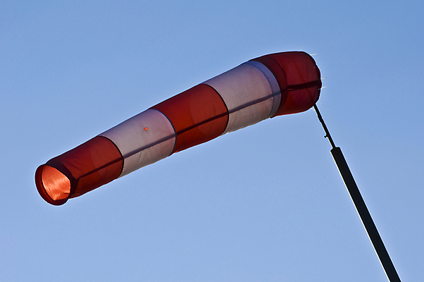 포토 JPG 해외이미지 표시 하늘 바람 날씨 양말 사람없음 야외 빨간색 파란색 태양 에너지 흰색 가리킴 깃발 분위기 지시 방향 사인 호스 튜브 소매 원뿔 해외202004 해외포토 자연요소 도형 컬러 컨셉 모션 손짓 파일형식 이미지허브