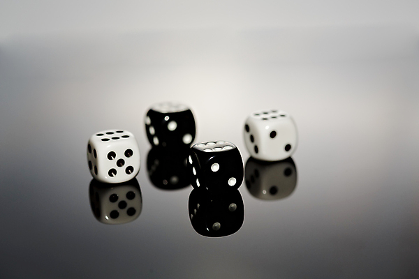 포토 JPG 해외이미지 사람없음 반사 게임 죽음 도박 주사위 기회 롤 해외202004 해외포토 놀이 파일형식 이미지허브