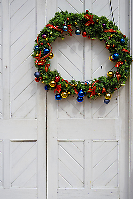 포토 JPG 해외이미지 전통 계절 리본 문화 크리스마스 휴가 매달리기 사람없음 장식 교회 문 축제 흰색 축하 화려 옛날 핸드메이드 해외202004 해외포토 기념일 컬러 컨셉 종교건축 모션 건물 파일형식 이미지허브