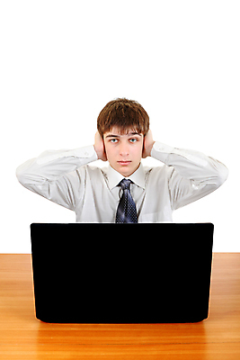 포토 JPG 해외이미지 백인 직업 1 남자 얼굴 백그라운드 컨셉 셔츠 인터넷 탁자 스트레스 직장 관리 한명 사람 앉기 성인 10대 노트북 컴퓨터 사무실 머리 공책 침묵 블록 덮개 흰색 잡기 닫기 플러그 보호 전기에너지 책상 귀 불만 고립 그만 심각 해외202004 해외포토 서양인 감정 컬러 가구 상의 회사 비즈니스 모션 청소년 문구용품 신체부위 전자제품 소리 에너지 뚜껑 파일형식 이미지허브