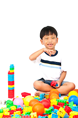 포토 JPG 해외이미지 백인 라이프스타일 응시 드레스 교육 행복 감정 어린이 분홍색 장난 놀이 창조 한명 미소 앉기 소년 컬러풀 장난감 블록 게임 흰색 표현 놀이터 작음 오브젝트 개발 고립 해외202004 해외포토 서양인 1 시선 옷 남자 컬러 모션 표정 사람 생활 크기 파일형식 이미지허브