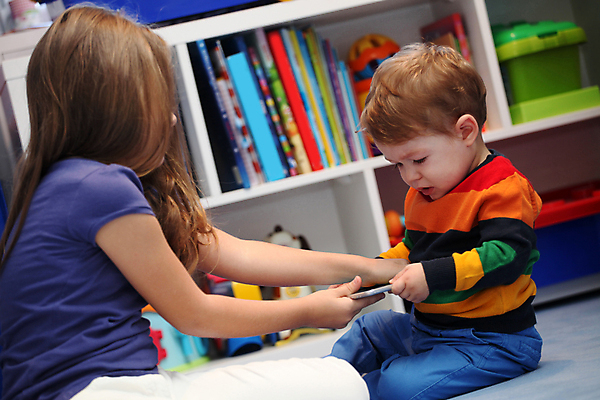 포토 JPG 해외이미지 백인 교육 어린이 2 인터넷 통신 가족 놀이 바닥 주택 함께함 사람 소년 두명 친구 컴퓨터 터치패드 알약 디지털 외침 터치 슬픔 분노 게임 표현 잡기 좌절 울음 연결 휴대용 무선전화기 고민 걱정 전자 문제 말다툼 터치스크린 해외202004 해외포토 서양인 남자 감정 컨셉 관계 모션 표정 건물 전자제품 약 소리 전화기 오브젝트 싸움 파일형식 이미지허브