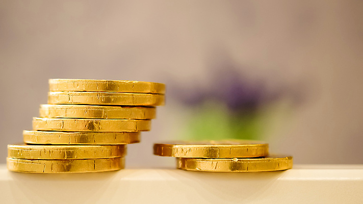 포토 JPG 해외이미지 돈 비즈니스 디저트 사람없음 금융 경제 쌓기 탑 금속 초콜릿 동전 놀람 저축 유로 성장 흰색 대접 변화 재산 황금 달콤 은색 메달 투자 흙더미 고립 센트 해외202004 해외포토 건축물 감정 음식 컬러 컨셉 모션 재질 표정 흙 맛 상_상패 파일형식 더미 이미지허브