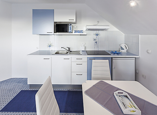 포토 JPG 해외이미지 의자 조명 쟁반 실내 사람없음 파란색 인테리어 주방 카펫 가전제품 수도꼭지 조리대 심플 빛망울 정리함 해외202004 해외포토 디자인 컬러 가구 내부 빛 파일형식 이미지허브