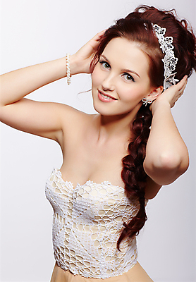 포토 JPG 해외이미지 백인 모델 라이프스타일 드레스 옷 여자 유럽 얼굴 장신구 한명 사람 유행 회색 수확 흰색 화려 복고 창백 코르셋 스타일 해외202004 해외포토 서양인 1 나라 컬러 컨셉 농업 생활 신체부위 파일형식 이미지허브