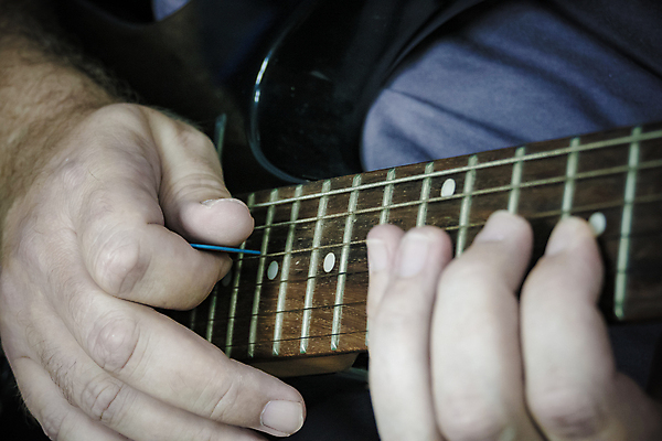 포토 JPG 해외이미지 라이프스타일 손 남자 줄 음악 노래 손가락 놀이 사람 사람없음 금속 콘서트 음악가 무대 기구 기타 악단 예술가 기타리스트 재즈 뮤지컬 플레이어 생존 해외202004 해외포토 직업 재질 현악기 문화예술 생활 신체부위 공연 연주자 파일형식 이미지허브