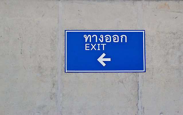 포토 JPG 해외이미지 실루엣 벽 일러스트 태국 출입구 화살 경고 설명 사람 사람없음 건물 초록색 빛 달리기 문 정보 긴급 위험 방향 심볼 사인 보안 시멘트 대피 방법 헬프 해외202004 해외포토 건축물 아시아 컬러 컨셉 모션 촬영기법 안전 도움 파일형식 이미지허브